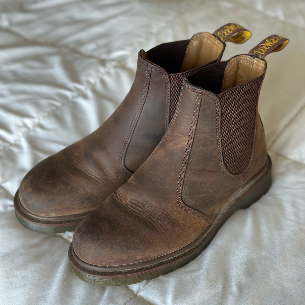 Dr. Martens Unisex 2976 Crazy Horse Chelsea Boot